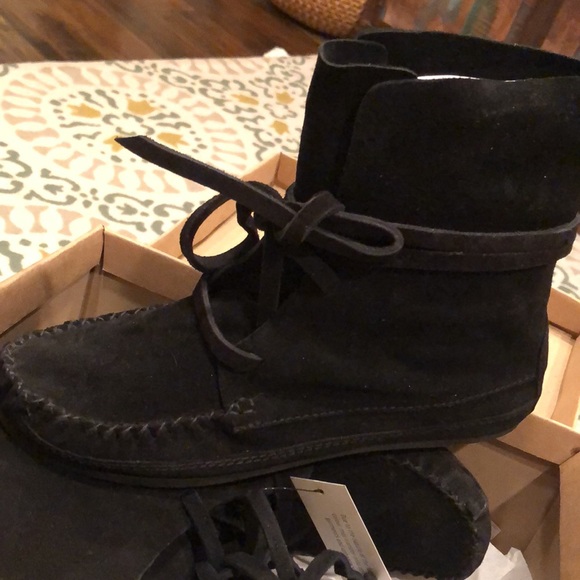 Urban Outfitters Black Suede Ankle Moccasin Boots - Picture 3 of 5